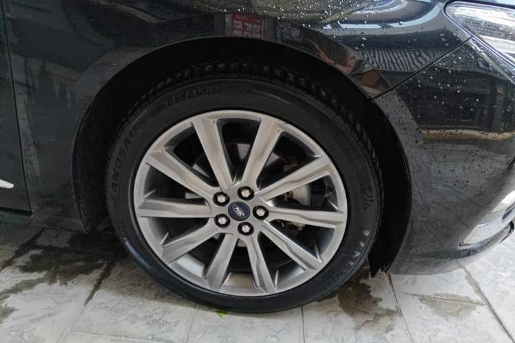 Used Ford Taurus 2019 EcoBoost 245 Premium Edition Right Front Wheel Hub