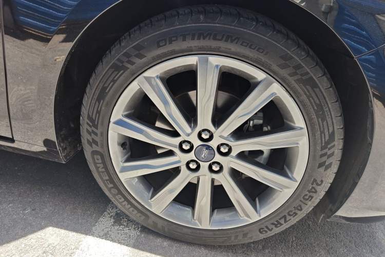 Used Ford Taurus 2019 EcoBoost 245 Premium Edition Right Front Wheel Hub