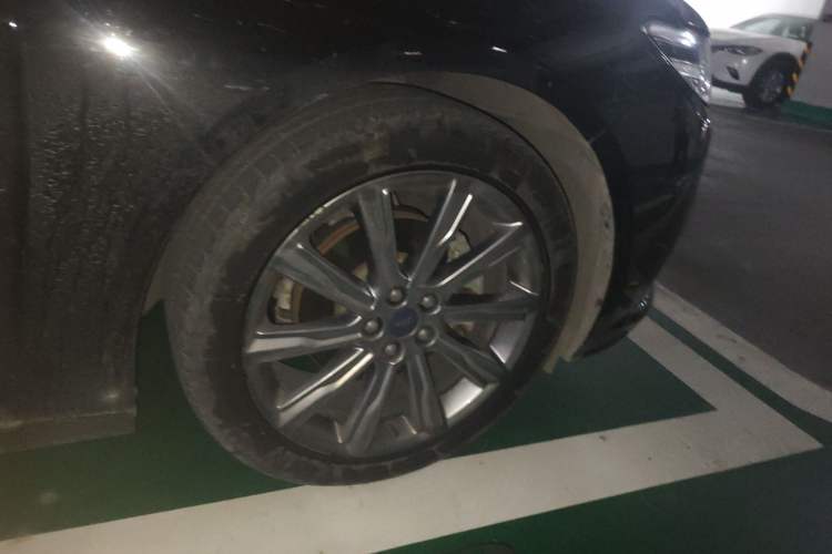 Used Ford Taurus 2019 EcoBoost 245 Premium Edition Right Front Wheel Hub