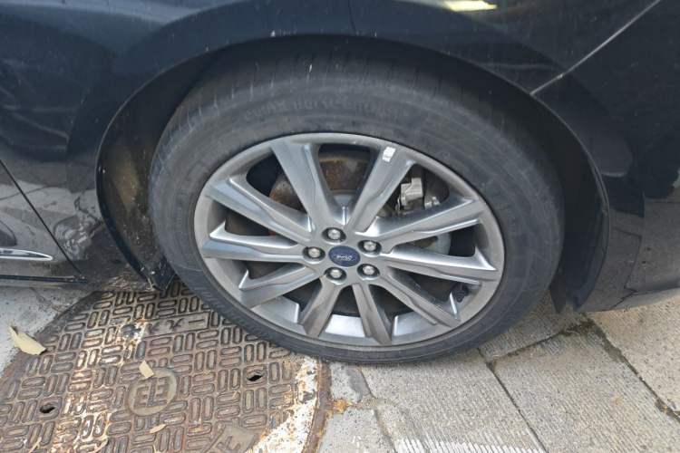 Used Ford Taurus 2019 EcoBoost 245 Premium Edition Right Front Wheel Hub