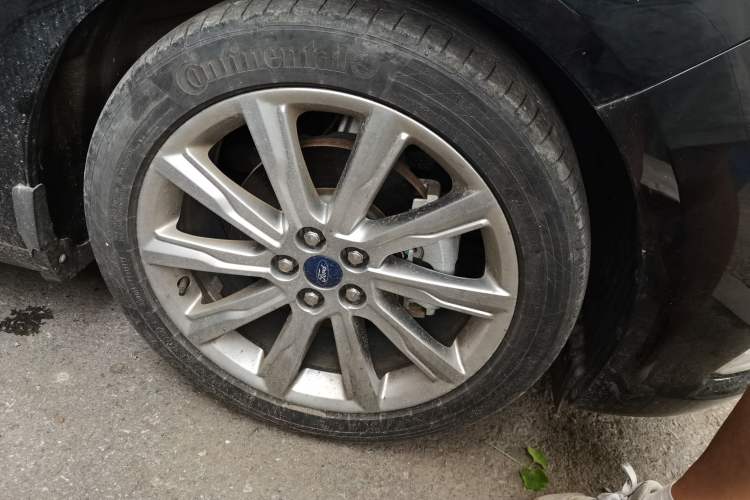 Used Ford Taurus 2019 EcoBoost 245 Premium Edition Right Front Wheel Hub