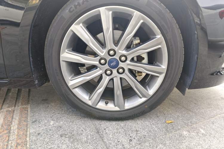 Used Ford Taurus 2019 EcoBoost 245 Premium Edition Right Front Wheel Hub