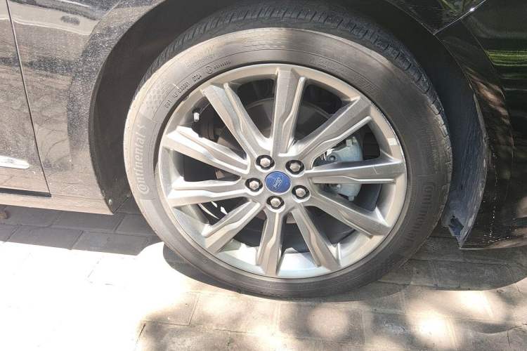Used Ford Taurus 2019 EcoBoost 245 Premium Edition Right Front Wheel Hub
