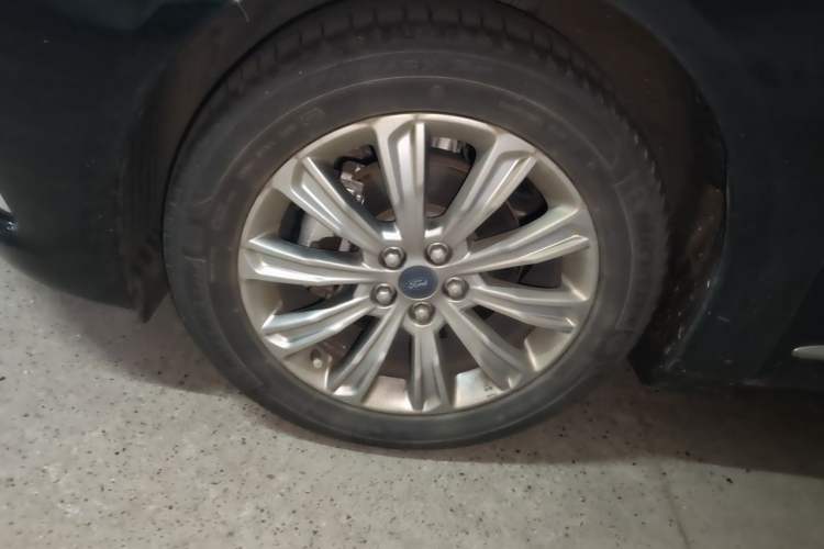 Used Ford Taurus 2019 EcoBoost 245 Comfort Edition Right Front Wheel Hub