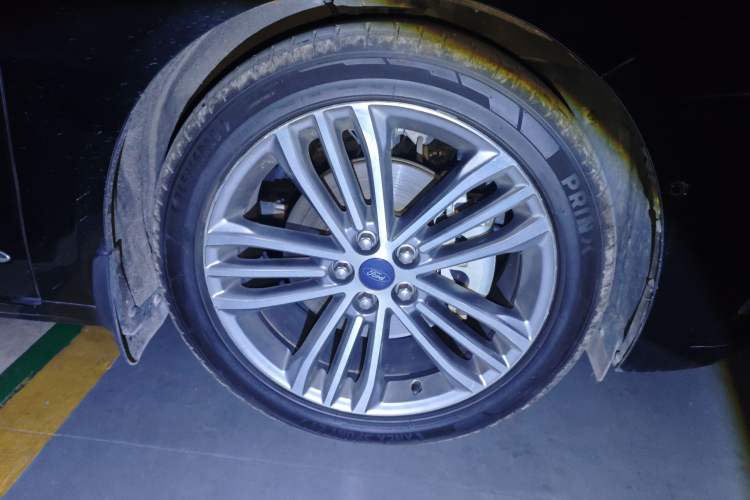 Used Ford Taurus 2019 EcoBoost 245 Vignale Deluxe Edition Right Front Wheel Hub