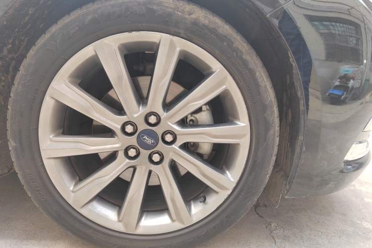 Used Ford Taurus 2019 EcoBoost 245 Premium Edition Right Front Wheel Hub