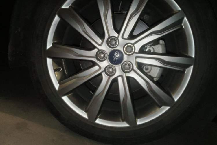 Used Ford Taurus 2019 EcoBoost 245 Premium Edition Right Front Wheel Hub