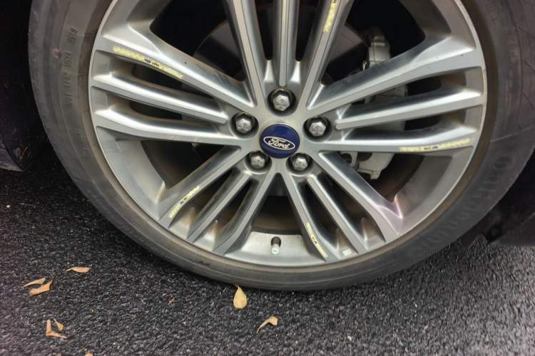 Used Ford Taurus 2019 EcoBoost 245 Vignale Deluxe Edition Right Front Wheel Hub