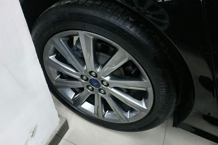Used Ford Taurus 2019 EcoBoost 245 Premium Edition Right Rear Wheel Hub