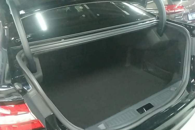 Used Ford Taurus 2019 EcoBoost 245 Premium Edition Trunk