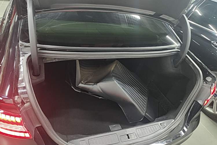 Used Ford Taurus 2019 EcoBoost 245 Premium Edition Trunk