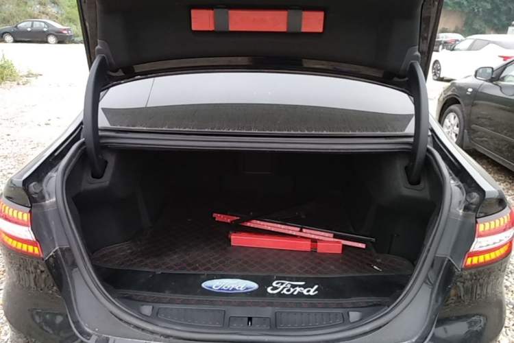 Used Ford Taurus 2019 EcoBoost 245 Comfort Edition Trunk