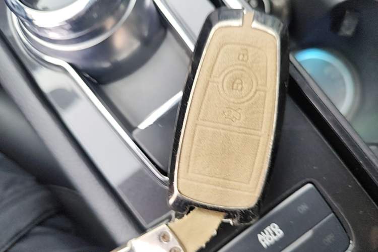 Used Ford Taurus 2019 EcoBoost 245 Comfort Edition Vehicle Key
