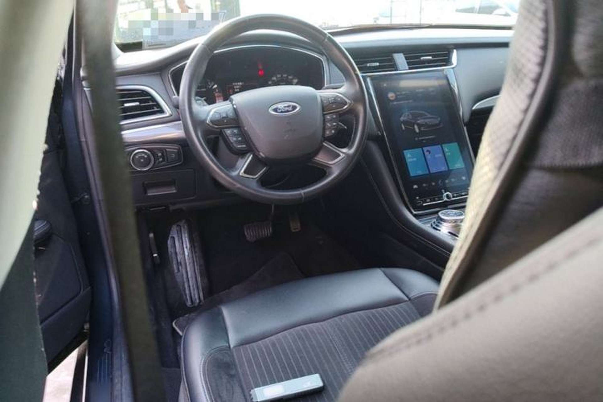 Used Ford Taurus 2019 EcoBoost 245 Comfort Edition Center Console