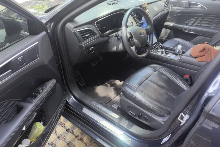 Used Ford Taurus 2019 EcoBoost 245 Vignale Deluxe Edition Driver Seat