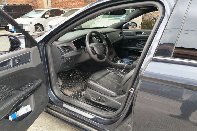 Used Ford Taurus 2019 EcoBoost 245 Vignale Deluxe Edition Driver Seat