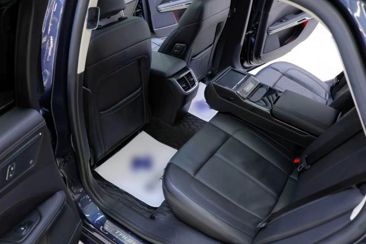 Used Ford Taurus 2019 EcoBoost 245 Premium Edition Interior 9
