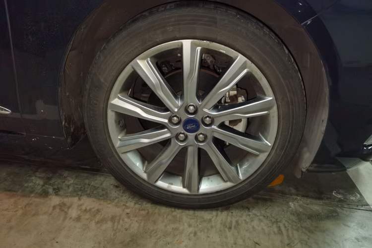 Used Ford Taurus 2019 EcoBoost 245 Premium Edition Right Front Wheel Hub
