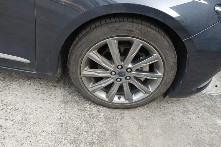 Used Ford Taurus 2019 EcoBoost 245 Premium Edition Right Front Wheel Hub
