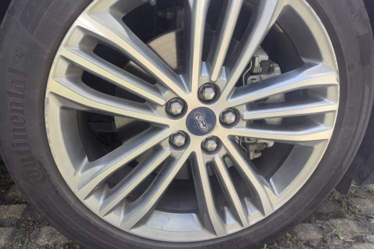 Used Ford Taurus 2019 EcoBoost 245 Vignale Deluxe Edition Right Front Wheel Hub