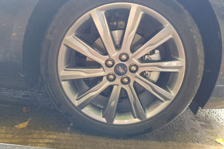 Used Ford Taurus 2019 EcoBoost 245 Premium Edition Right Front Wheel Hub