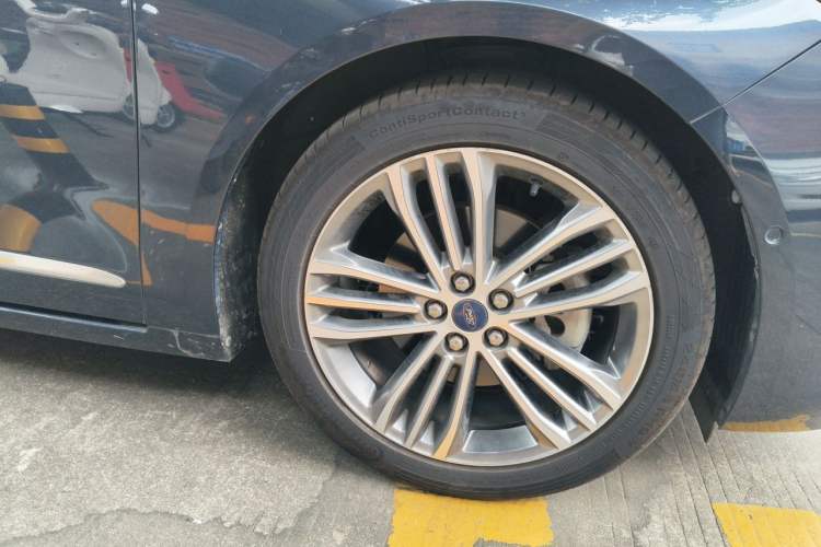 Used Ford Taurus 2019 EcoBoost 245 Vignale Deluxe Edition Right Front Wheel Hub