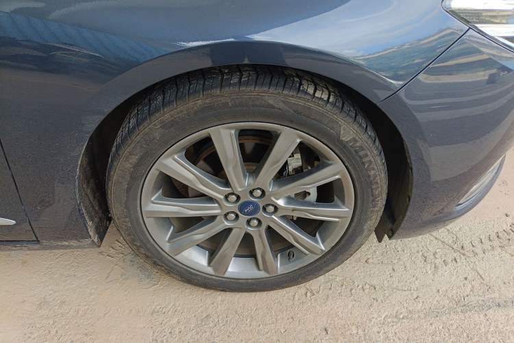 Used Ford Taurus 2019 EcoBoost 245 Premium Edition Right Front Wheel Hub