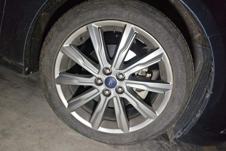 Used Ford Taurus 2019 EcoBoost 245 Premium Edition Right Front Wheel Hub