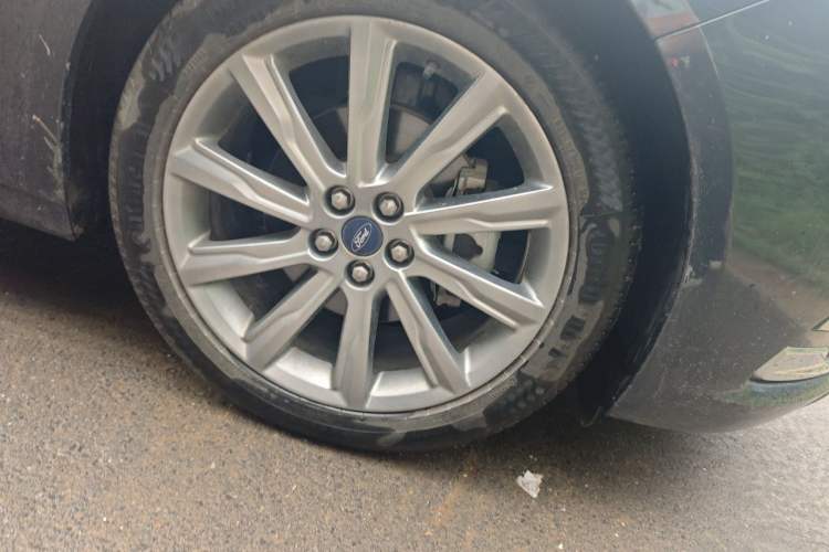 Used Ford Taurus 2019 EcoBoost 245 Premium Edition Right Front Wheel Hub