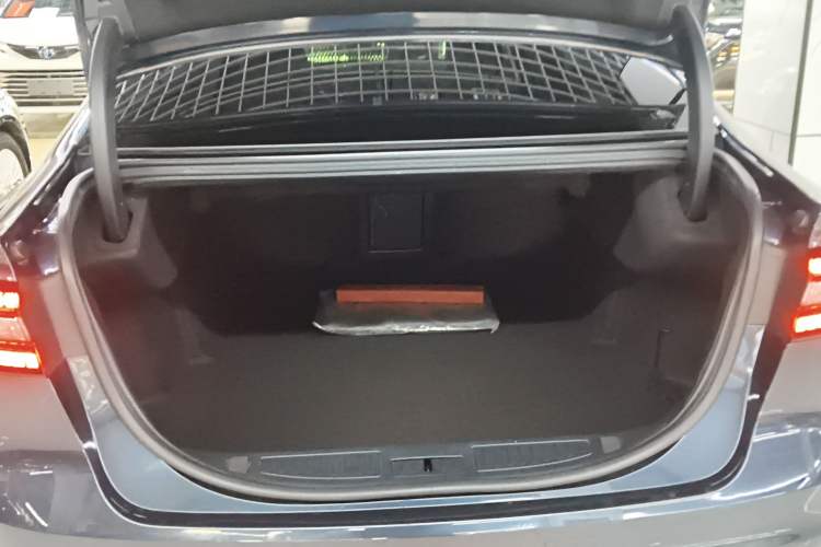 Used Ford Taurus 2019 EcoBoost 245 Premium Edition Trunk