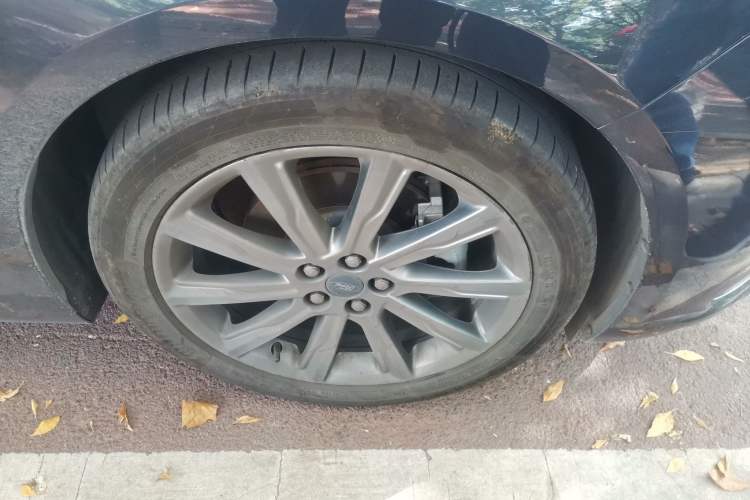 Used Ford Taurus 2019 EcoBoost 245 Premium Edition Right Front Wheel Hub