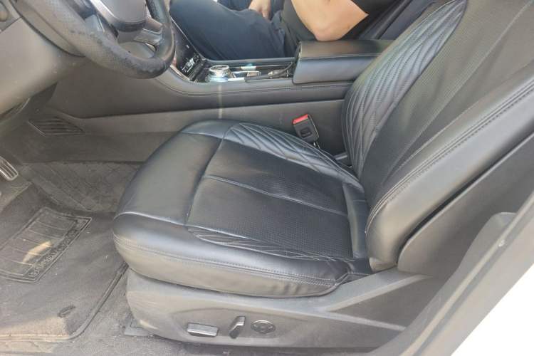 Used Ford Taurus 2019 EcoBoost 245 Vignale Deluxe Edition Driver Seat