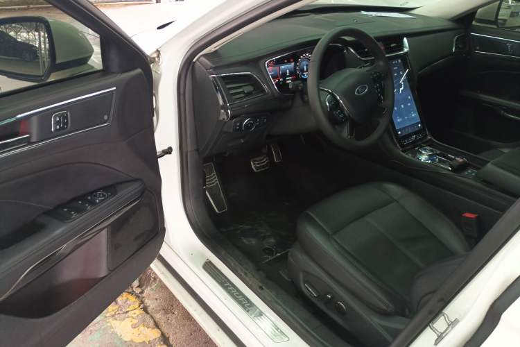 Used Ford Taurus 2019 EcoBoost 245 Premium Edition Interior 3