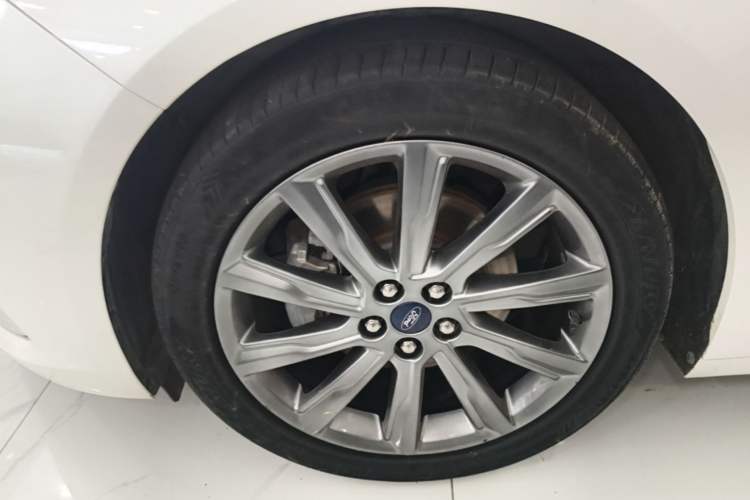 Used Ford Taurus 2019 EcoBoost 245 Premium Edition Left Front Wheel Hub