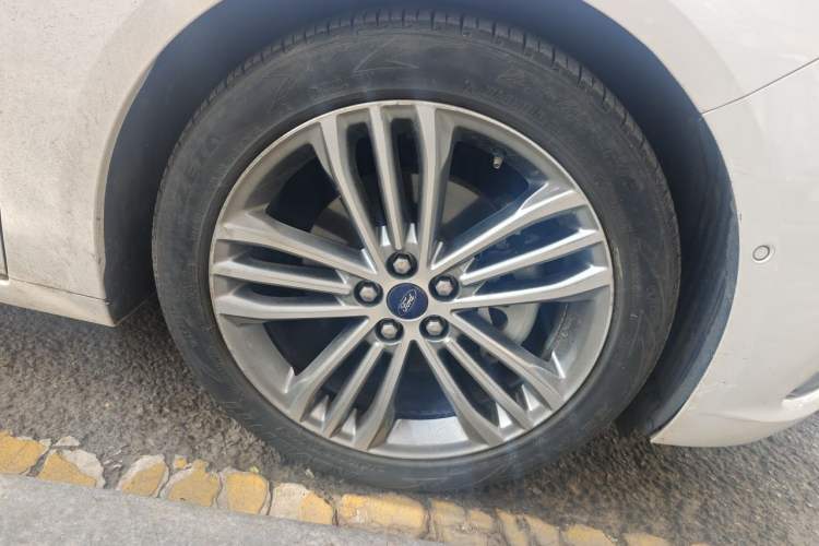 Used Ford Taurus 2019 EcoBoost 245 Vignale Deluxe Edition Right Front Wheel Hub