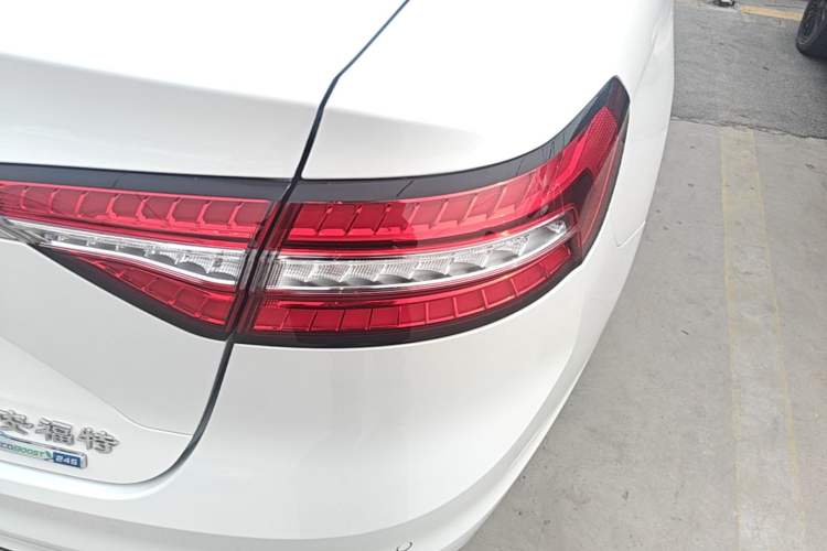 Used Ford Taurus 2019 EcoBoost 245 Premium Edition Right Rear Taillight