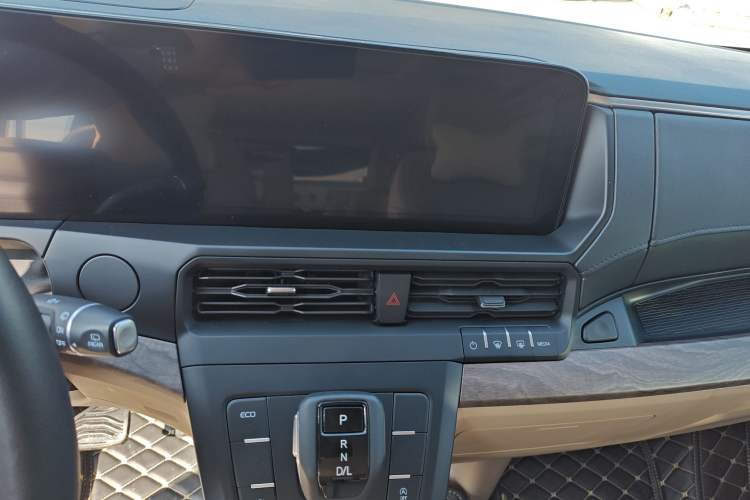 Used Ford Tourneo Custom 2023 2.0T Automatic Comfort Edition Audio And AC Panel