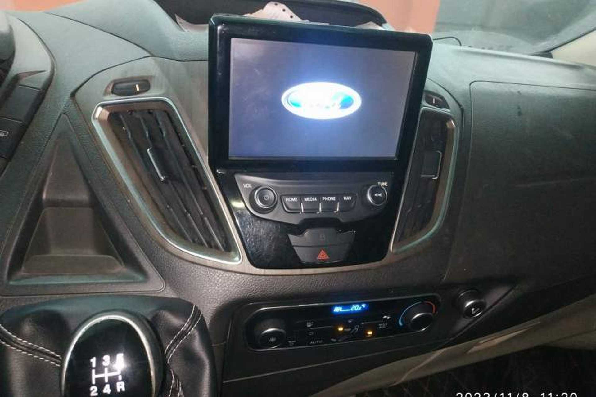 Used Ford Tourneo Custom 2016 2.0T Manual Elite Version Audio And AC Panel