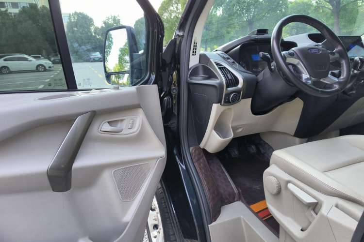 Used Ford Tourneo Custom 2016 2.0T Manual Elite Edition Interior 6