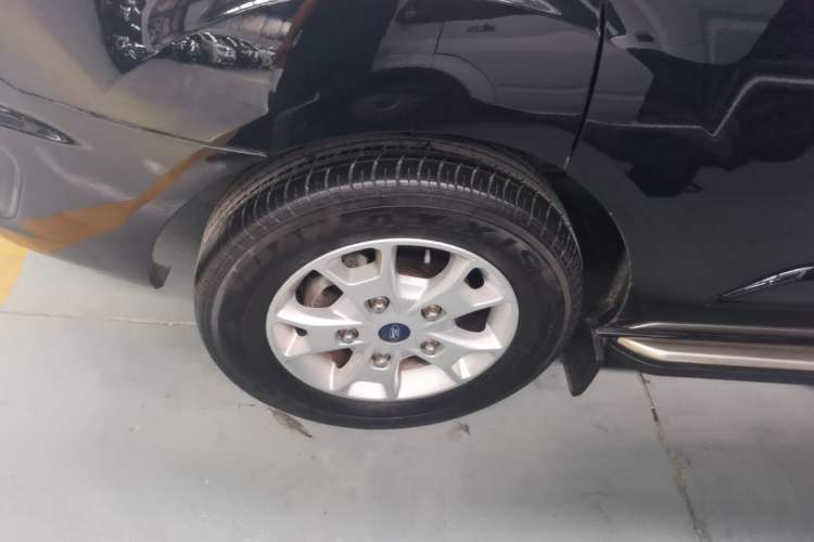 Used Ford Tourneo Custom 2016 2.0T Manual Elite Version Left Front Wheel Hub