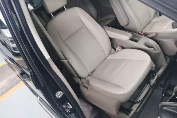 Used Ford Tourneo Custom 2016 2.0T Manual Elite Version Right Front Seat