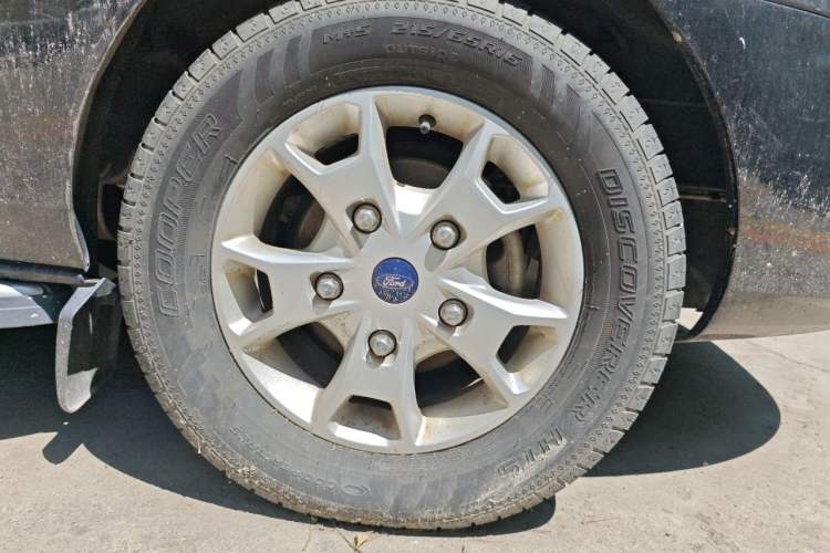 Used Ford Tourneo Custom 2016 2.0T Manual Elite Edition Right Front Wheel Hub