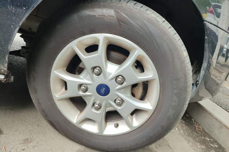 Used Ford Tourneo Custom 2016 2.0T Manual Elite Edition Right Front Wheel Hub