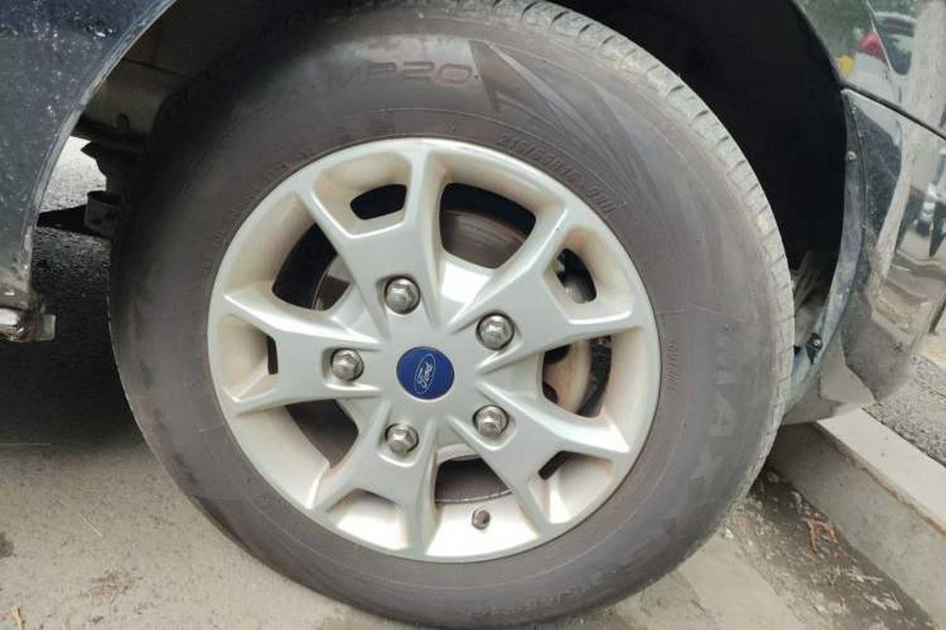 Used Ford Tourneo Custom 2016 2.0T Manual Elite Edition Right Front Wheel Hub