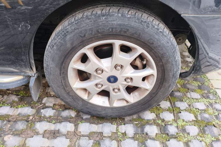 Used Ford Tourneo Custom 2016 2.0T Manual Elite Version Right Front Wheel Hub