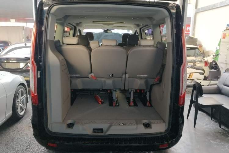 Used Ford Tourneo Custom 2016 2.0T Manual Elite Version Trunk