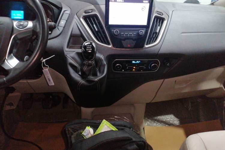 Used Ford Tourneo Custom 2016 2.0T Manual Elite Version Audio And AC Panel