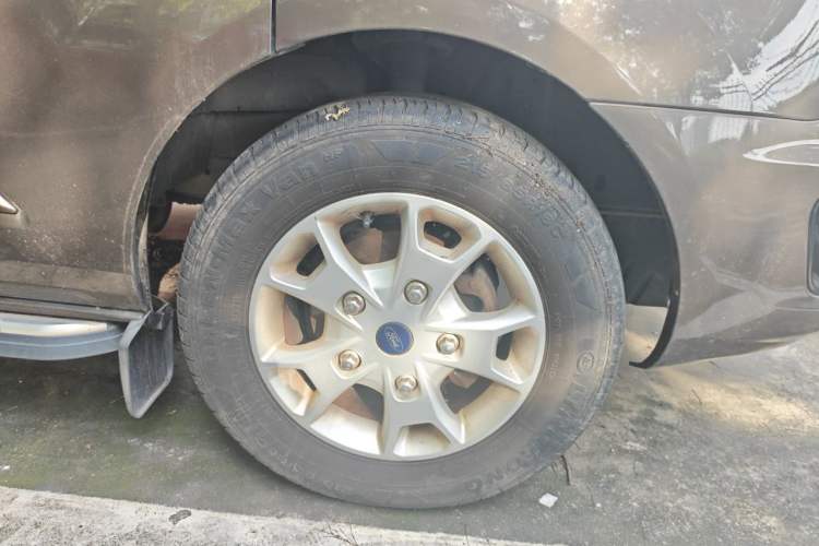Used Ford Tourneo Custom 2016 2.0T Manual Elite Version Right Front Wheel Hub
