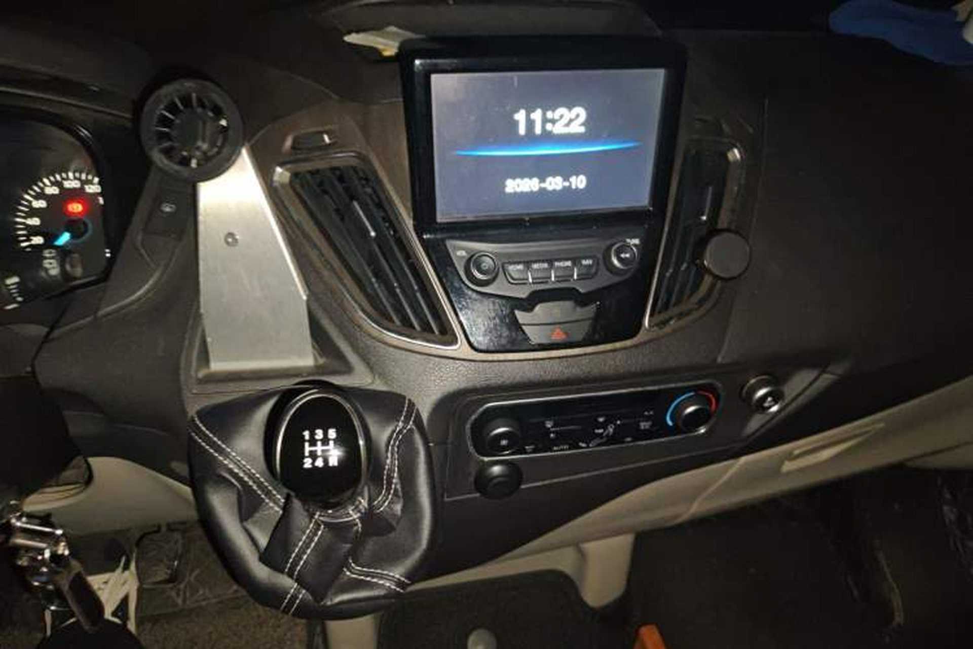 Used Ford Tourneo Custom 2016 2.0T Manual Elite Version Audio And AC Panel