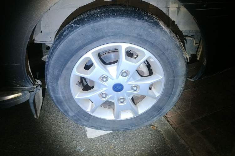 Used Ford Tourneo Custom 2016 2.0T Manual Elite Edition Right Front Wheel Hub